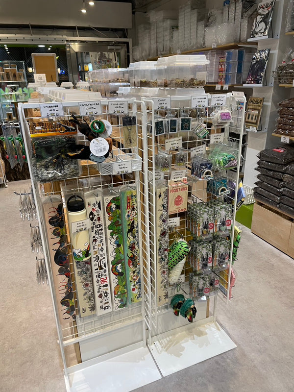 キーホルダーやピンバッジなどのグッズ